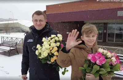 Красивая брюнетка держит шикарный …» — создано в Шедевруме