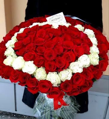 101 роза: розовые и лавандовые 70 см . Цена: 27900 руб в интернет-магазине  Centre-flower.ru