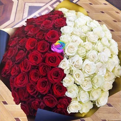Букет 101 роза с радужной розой в центре (Юж. Америка) купить с доставкой в  СПб