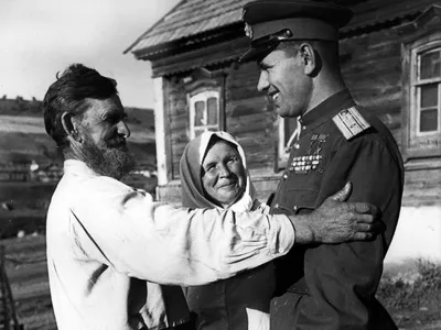 Фото Родители встречают солдата с Великой Отечественной войны 1941-1945  годов