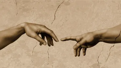 Картинка с руками, обнимающими друг друга