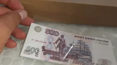 500 рублей в руке: PNG-формат