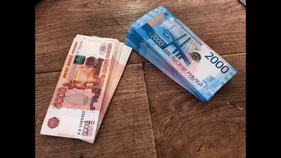 500 рублей в руке: крупный план