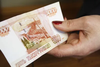 500 рублей в руке фотографии