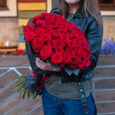 51 роза в руках: красивая фотография в формате JPG