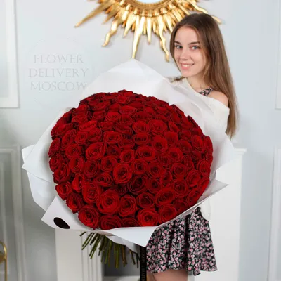 Фотография 51 розы в руках: идеальный выбор для подарка