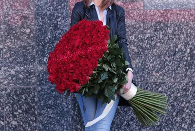 51 роза в руках: красивое изображение для любого события