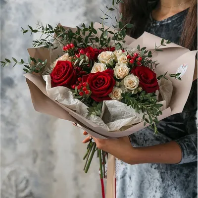 Романтическое изображение 51 розы в руках
