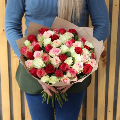 Фотка 51 розы в руках: идеальный выбор для романтиков