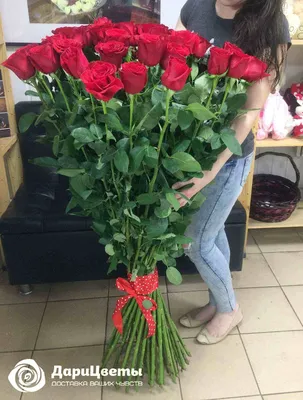 Романтическая фотография 51 розы в руках
