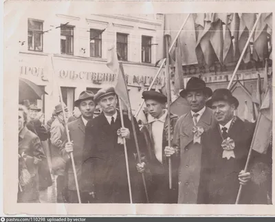 Главный праздник СССР: 7 ноября в фотографиях краевого архива