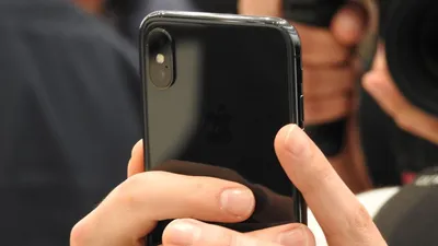 Айфон 10 в руке: WebP изображение