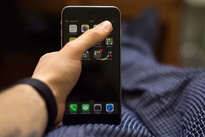 Красивое изображение Айфон 7 в руках: скачивайте бесплатно