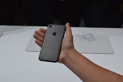 Айфон 7 в руке на фото