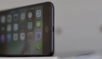 Фотка Айфона 7 в руке в близком плане