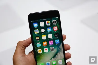 Айфон 7 в руке на фото в вертикальной ориентации