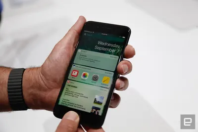 Фотка Айфона 7 в руке с эффектом сепии