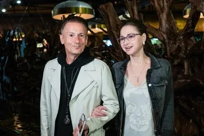 Съеденные розы и куртка с деньгами: почему брак Олега Меньшикова можно  назвать идеальным