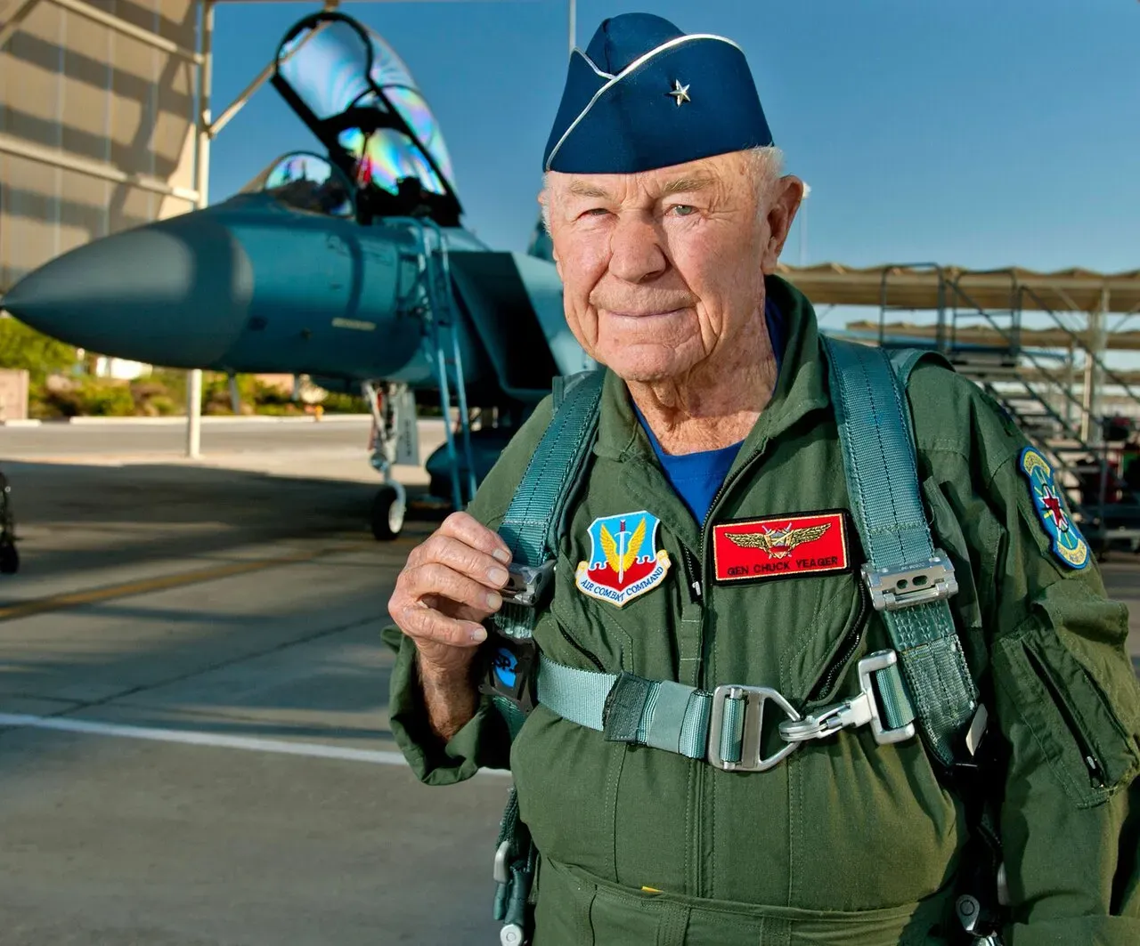 Летчик в отставке. Chuck Yeager. Чак егер летчик. Charles Yeager летчик.