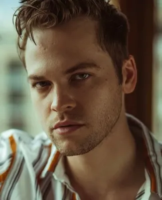 Александр Кэлверт (Alexander Calvert). Фотографии, промо, постеры, фото со  съемок и мероприятий, кадры из сериалов. – LostFilm.TV.