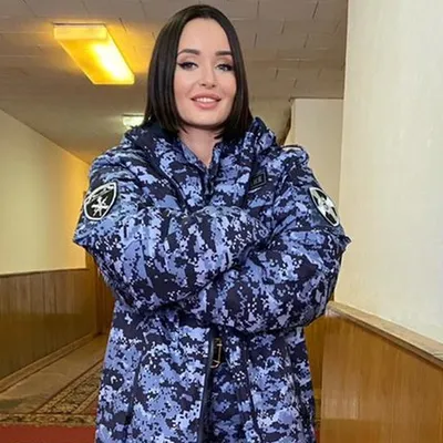 Красавица жена депутата Хинштейна примерила на себя форму Росгвардии - KP.RU