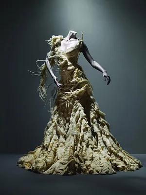 Alexander McQueen: фото свадебного платья из коллекции весна-лето 2019 |  Vogue Russia