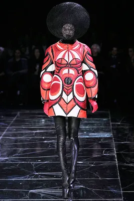 Показ Alexander McQueen коллекции ready-to-wear сезона весна-лето 2020 в  рамках Недели моды в Париже - читайте на PRE-PARTY.COM.UA