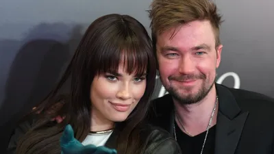 Александр Петров вместе с 22-летней женой появился на премьере фильма  «Холоп-2»
