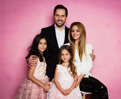 world_stars_people on Instagram: \"🌟Александр Ревва поделился семейным фото  с супругой и дочерьми ❤️ #ревва #александрревва #семья #папиныдочки\"