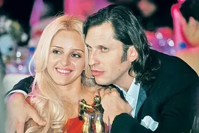 Откровенное фото Александра Реввы с женой привели в восторг поклонников -  TOPNews.RU