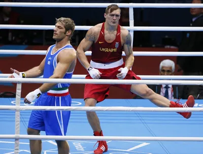 Усик отстоял чемпионские пояса в бою с Джошуа. Помог судья из Украины