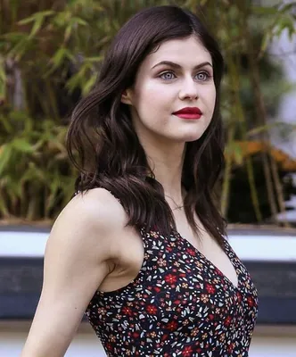 Обои на рабочий стол Американская актриса Александра Анна Даддарио /  Alexandra Anna Daddario с рисунком на голове в виде совы, обои для рабочего  стола, скачать обои, обои бесплатно