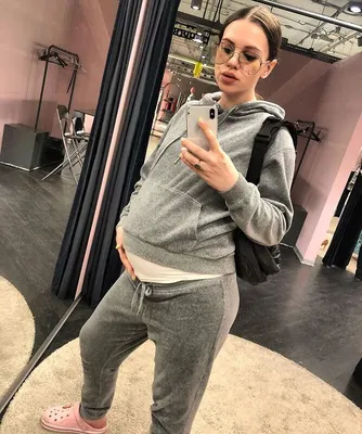 Беременная Саша Артемова в бикини показала живот