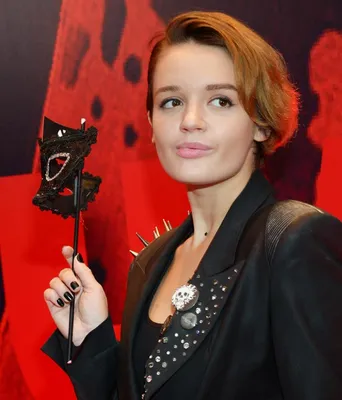 Молодая набирающая обороты певица Александра Морозова, дочь певицы Славы,  посетила вчера премию RU.TV в сопровождении неизвестного молодого… |  Instagram