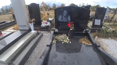 Ну, вы блин даете» Какой памятник установили актеру Николаю Булдакову на  Троекуровском кладбище 23 августа, спустя три с половиной года после смерти  от оторванного тромба