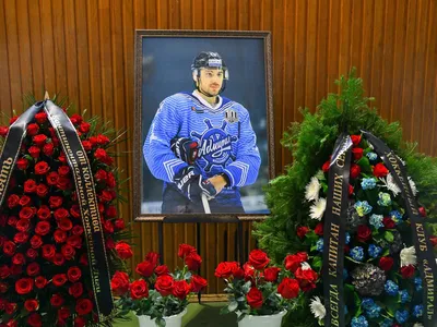 Омские хоккеисты собрались у могилы Алексея Черепанова - 13 октября 2018 -  НГС55.ру