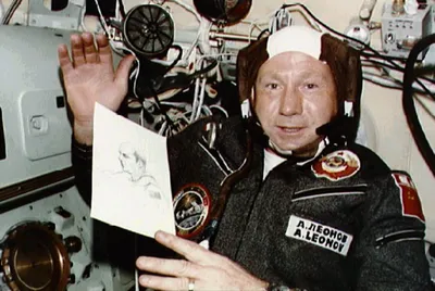 Первый человек в открытом космосе был художником. Картины Алексея Леонова  есть даже в Третьяковке, а еще он нарисовал почтовые марки — Новая газета