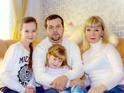 Алексей Макаров вышел в свет с восьмилетней дочерью - 7Дней.ру