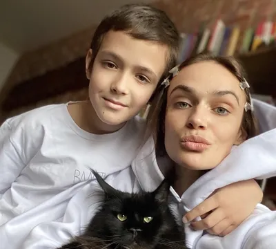 Без мейкапа, с котом и сыном: Алена Водонаева поделилась редким семейным  фото - Рамблер/новости