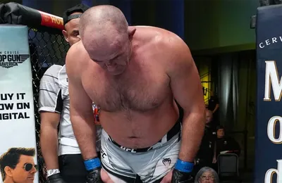 Алексей Олейник техническим нокаутом уступил Деррику Льюису в поединке UFC  - Российская газета