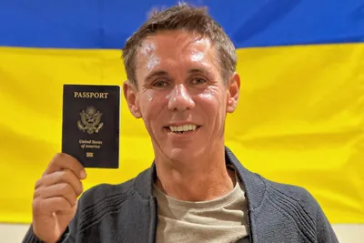 Алексей Панин сфотографировался с паспортом США - Газета.Ru | Новости