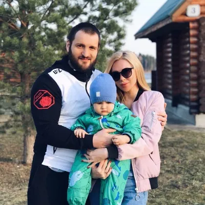 Красивая семья: Леша Самсонов из «Дома-2» поделился редким снимком с женой  и детьми — как они выглядят