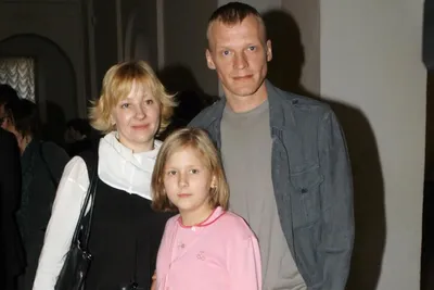 Алексей Серебряков с дочерью пришли на премьеру эротического фильма - МК