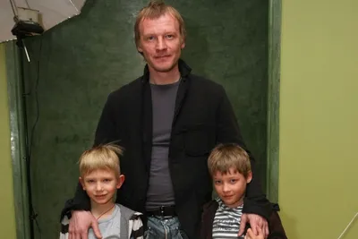 Алексей Серебряков впервые показал внучку на премьере «Красной шапочки» -  Вокруг ТВ.