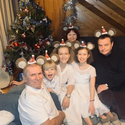 Холодное приветствие: Юлия Пересильд и Алексей Учитель воссодинились ради  дочери - 7Дней.ру