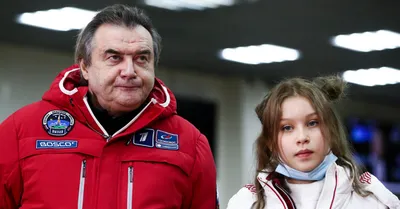 Фото! Юлия Пересильд впервые за долгое время вышла в свет с отцом своих  детей женатым Алексеем Учителем – POPCAKE