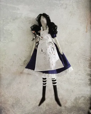 Модель показала горячий косплей на Алису из Alice: Madness Returns | Канобу