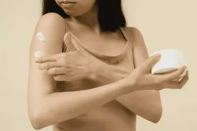 Фотография аллергического дерматита на руках в высоком разрешении