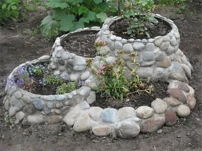 Как правильно сделать альпийскую горку на даче и в саду для цветов из  камней, шин и подручных материалов с ручьем и кувшином - 45 фото