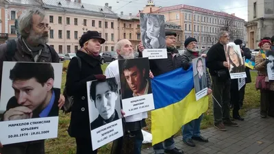 В Москве началось шествие памяти Маркелова и Бабуровой. Более десяти  человек задержали — Новая газета